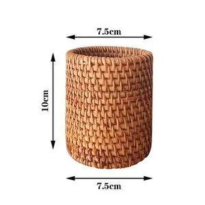 Skolēnu sākuma biroja piederumi, rotangpalmas austi, ar rokām darināti radošie pildspalvu turētājs, darbvirsmas uzglabāšanas kastes pildspalvas ieliktnis