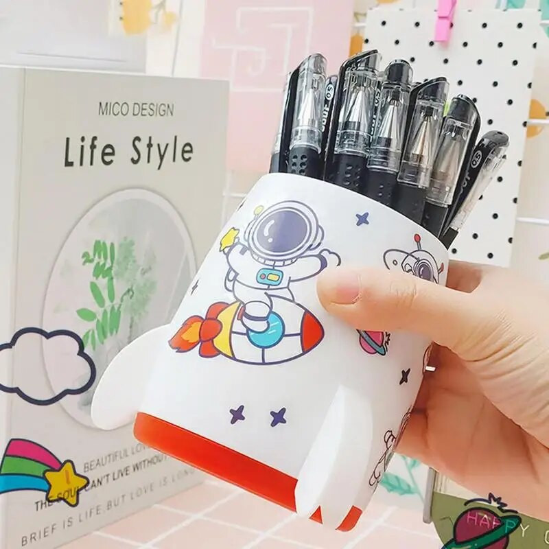 Jauks pildspalvu turētājs Rocket Ship zīmuļa kauss ar astronautu uzlīmju zīmuļu turētāju, liela ietilpība grima otiņai rakstīšanas otiņa