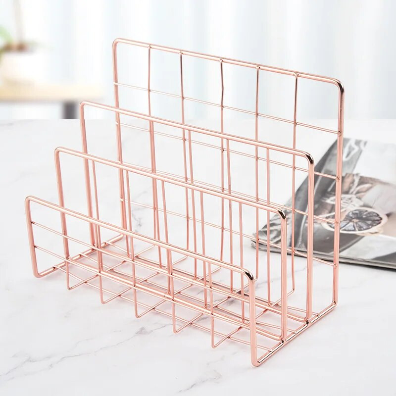 Põhjamaade metallist raamatukorvikorv Minimalistlik hoiukorv Kontori lauaarvutite mitmesugused hoidik Roosikuldne ajaleheriiul