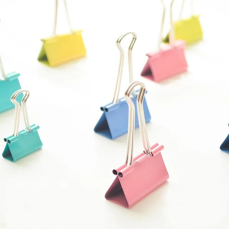 20/30 gab. Metāla saspraude 15 mm krāsaina saspraude, ko izmanto grāmatām kancelejas piederumiem skolas biroja piederumiem augstas kvalitātes