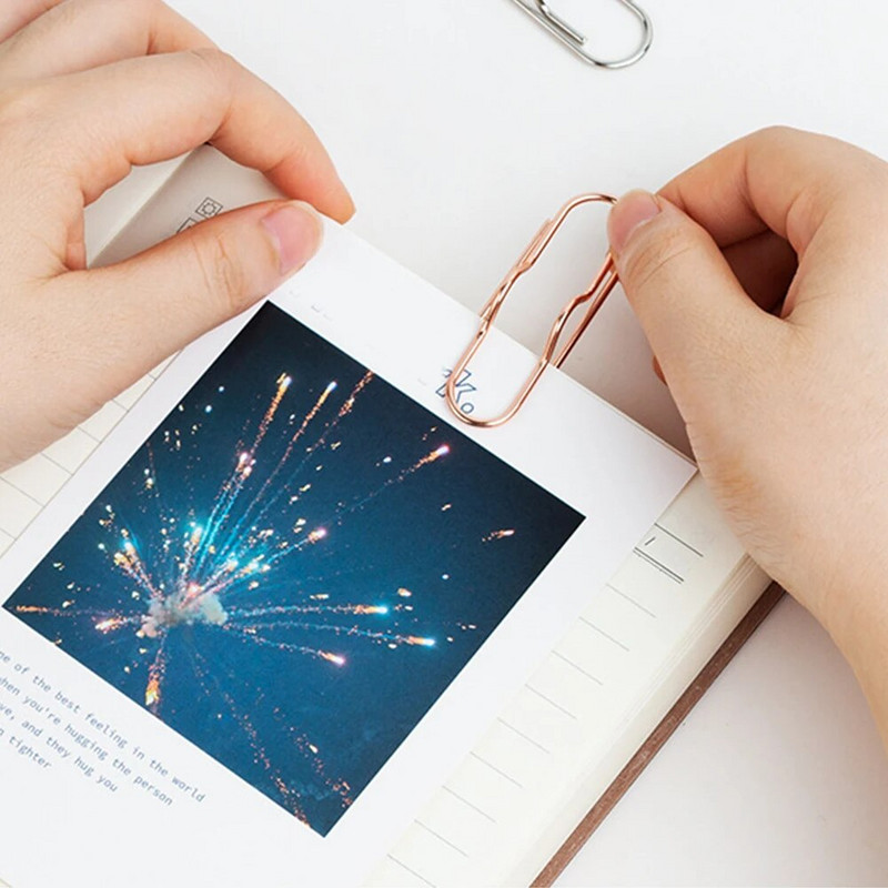 Popieriaus segtukai Daugiafunkciniai popieriniai tvirtinimo segtukai Metaliniai rašiklio laikiklio segtukai Žurnalo sąvaržėlės Dokumentų segtukai Nešiojamojo kompiuterio smeigtuko kišenės priedai