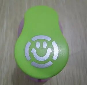 53 stila 2,5 cm ar rokām darināti amatniecības un scrapbooking rīki Papīra perforators fotoattēlu galerijai DIY dāvanu karšu perforatori Reljefa ierīce YH15