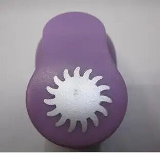 53 stila 2,5 cm ar rokām darināti amatniecības un scrapbooking rīki Papīra perforators fotoattēlu galerijai DIY dāvanu karšu perforatori Reljefa ierīce YH15