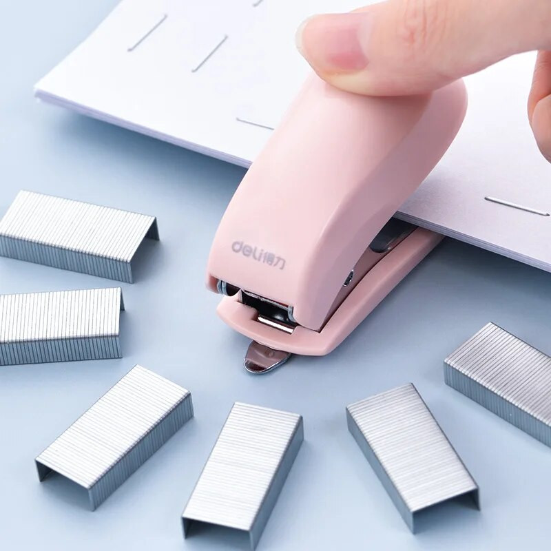 1 tk armas Macaroni värviline miniklammerdaja õpilaste kirjatarvete jaoks. Mugav väike klammerdaja ja klambrid paberi köitmiseks