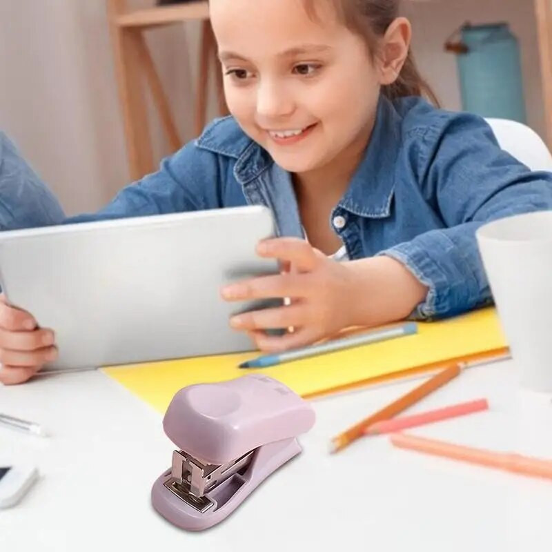 Miniatiūrinis segiklis su segtuku rankiniu staliniu segtuvu Mažesnio pastangų reikalaujantis segiklis su įmontuotu segtukų nuėmikliu ir 400 vnt.