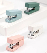 1 komplekt (1 tk klammerdaja + 640 tk klambrid) Käsitsi miniklammerdaja 4 värvi Kawaii klammerdajad kooli kirjatarbed kontoritarbed (ss-933)