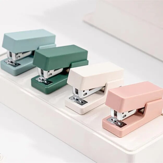 1 komplekt (1 tk klammerdaja + 640 tk klambrid) Käsitsi miniklammerdaja 4 värvi Kawaii klammerdajad kooli kirjatarbed kontoritarbed (ss-933)