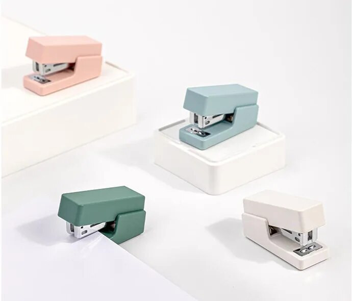 1 komplekt (1 tk klammerdaja + 640 tk klambrid) Käsitsi miniklammerdaja 4 värvi Kawaii klammerdajad kooli kirjatarbed kontoritarbed (ss-933)