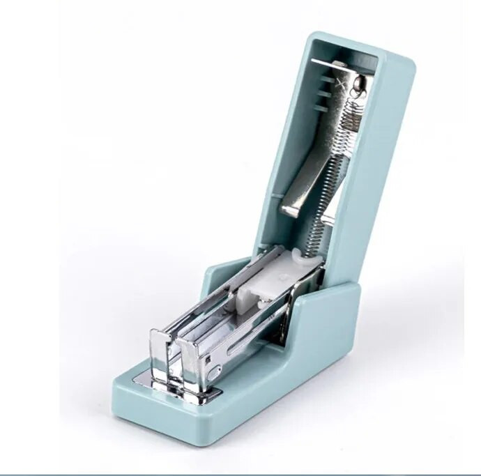 1 komplekt (1 tk klammerdaja + 640 tk klambrid) Käsitsi miniklammerdaja 4 värvi Kawaii klammerdajad kooli kirjatarbed kontoritarbed (ss-933)