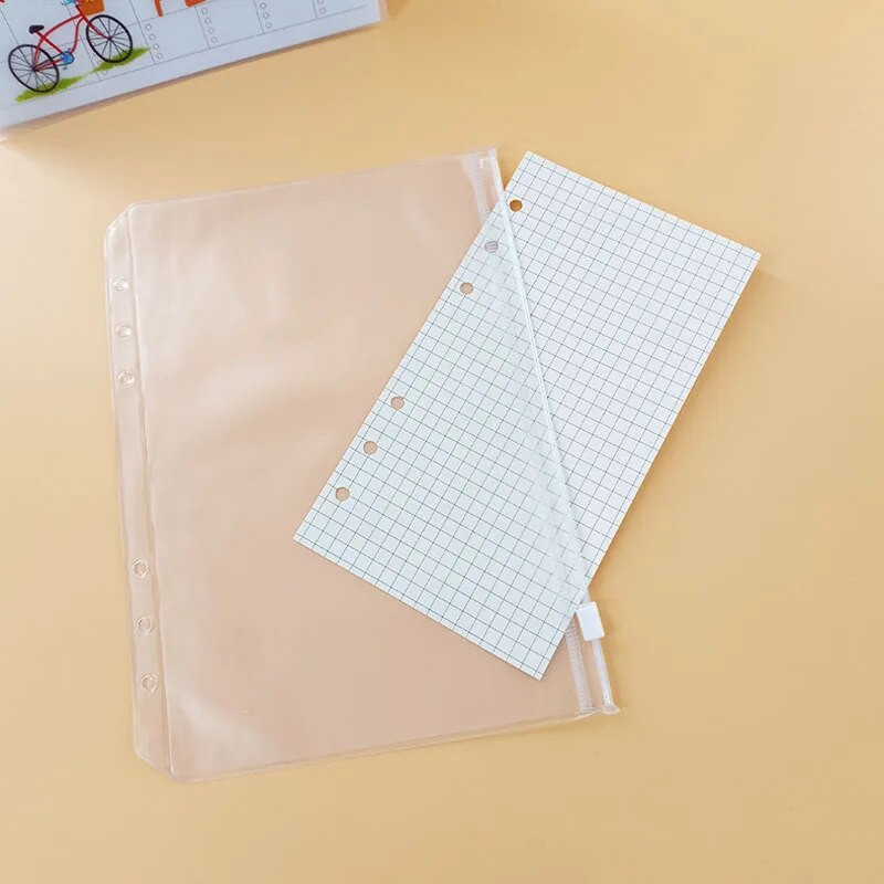 12 gab. Ērta caurspīdīga PVC A5 A6 A7 iesiešanas kabatas Caurspīdīgas rāvējslēdzēja mapes 6 gredzenu piezīmjdatora iesiešanai.