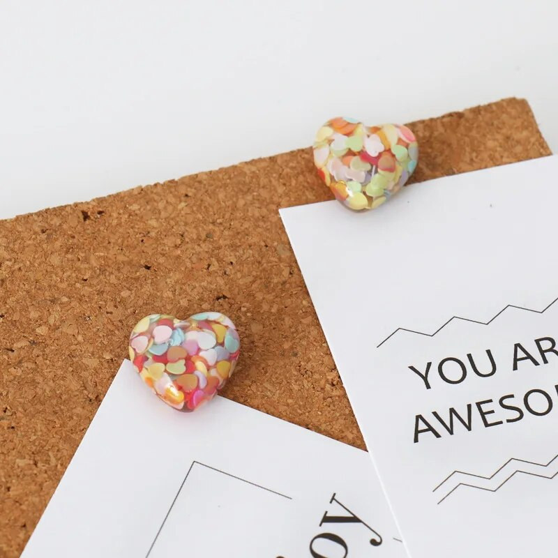 5 tk Pehme armas multikas, nööpnõel, nööpnõel, emotikonid, väikesed nööpnõelad, korktahvel fotodekoratsiooninööbid, nööpnõel