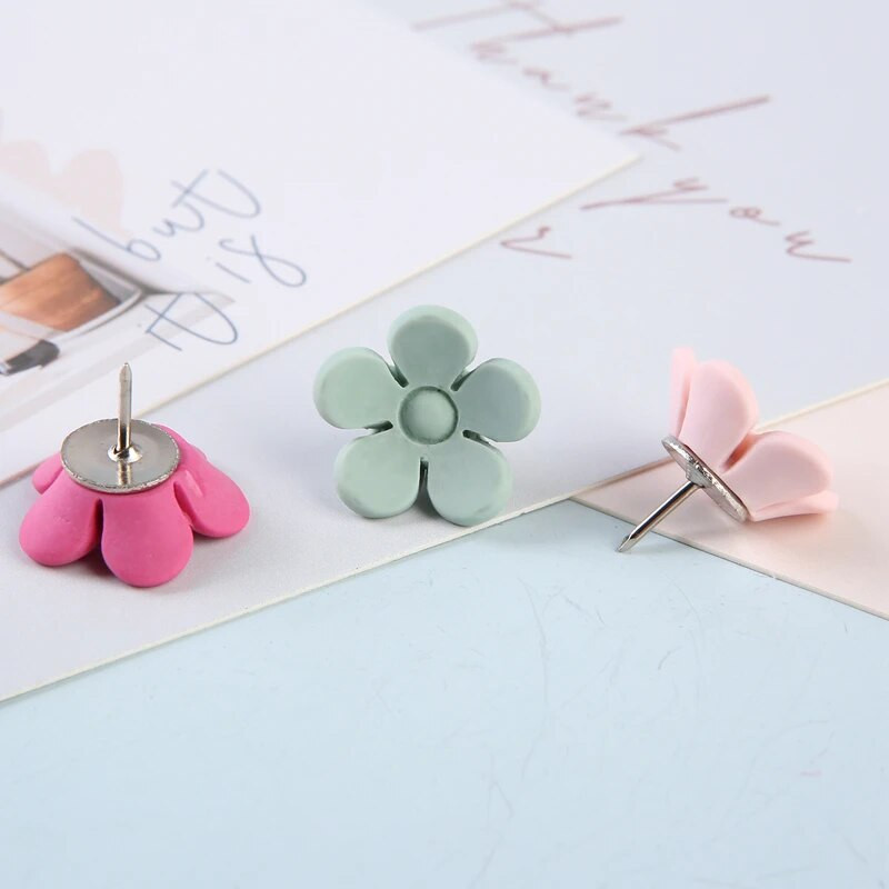 MOGII moekontori- ja koolitarvikud Armsad kirjatarvete nööpnõelad Dekoratiivsed surunõelad Kawaii lillelised pöidlakinnitused korgitahvlile