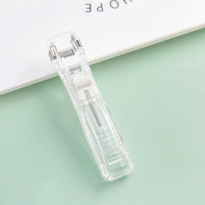 Jauka stūmēja saspraudes rokas papīra griešanas mašīna un uzpilde Metāla skavotāju saspraudes dokumentu iesiešanai Kancelejas piederumi Uzlabots, nebojājams papīrs