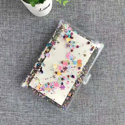 Caurspīdīga PVC mape, grāmatu vāks, atsperu iesiešana ar vaļējām lapām A6 izmērā