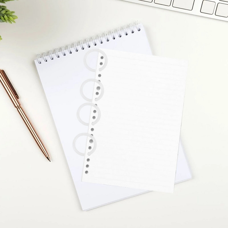 Lahtiste lehtedega rõngaspandlaga isetegemise köitmisrõngad, mis on väikesed raamatute korduvkasutatavate plastikklambrikaartide jaoks