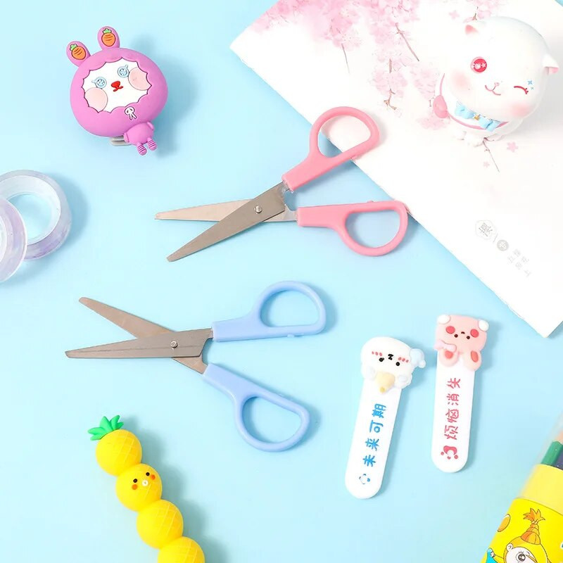 Armsad multifilmi kirjatarbed käärid Lastekunst Väikesed käärid kaitsva kaanega ajakirja Paber Lõiketööriistad Kontoritarbed