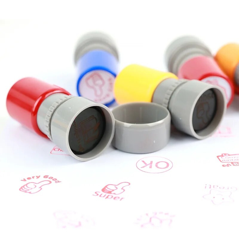 Uus ingliskeelne kommentaaritempel Lasteaia õpilase õpetaja Laste julgustus Multifilm Kommentaaripreemia Erinevad väljalõigete raamatute margid