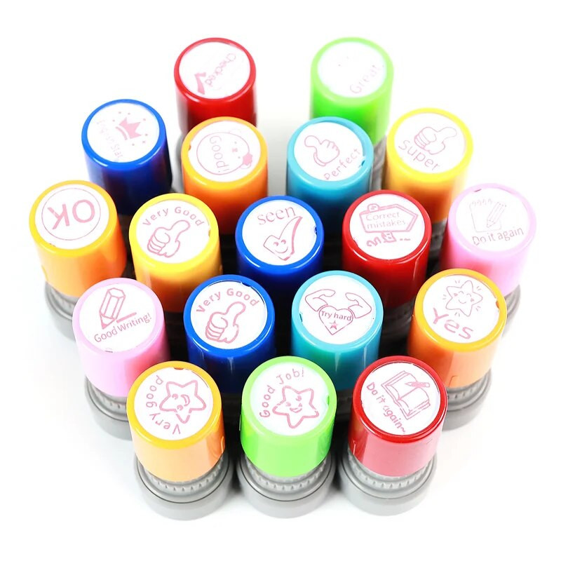 Uus ingliskeelne kommentaaritempel Lasteaia õpilase õpetaja Laste julgustus Multifilm Kommentaaripreemia Erinevad väljalõigete raamatute margid