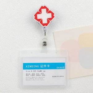 Uue õe sissetõmmatava kaardi omaniku nimemärgi omanik Üliõpilased tööpanga krediitkaardiga õpilaste bussikohver koos kaelapaelaga