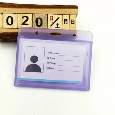 Uue õe sissetõmmatava kaardi omaniku nimemärgi omanik Üliõpilased tööpanga krediitkaardiga õpilaste bussikohver koos kaelapaelaga