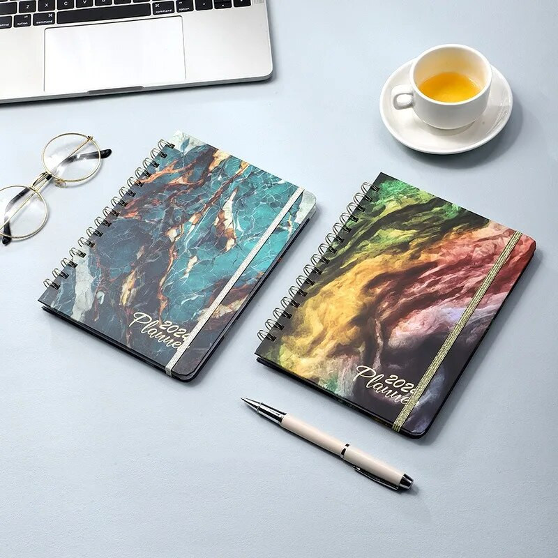 2024 Planners Weekly and Monthly Planner Σπειροειδές δεμένο με 12 μηνιαίες καρτέλες Σκληρό εξώφυλλο με ελαστικά επιθέματα γραφής Αναλώσιμα γραφείου