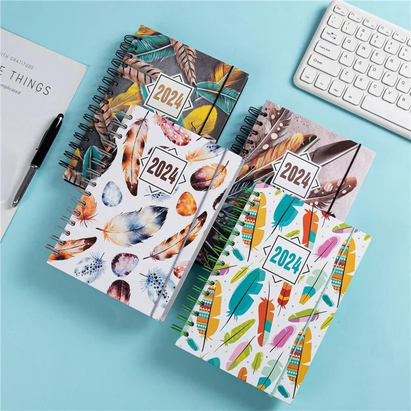 Έγχρωμα φτερά 365 Ημερών Σχεδιασμός Ημερολογίου Σημειωματάριο Ημερήσιου Προγραμματισμού Σημειωματάριο 2024 Πρόγραμμα Ατζέντας Τετράδια για Σχολικό Γραφείο Ημερολόγιο