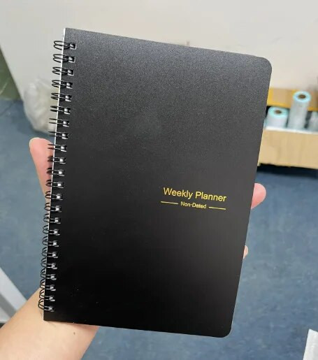 52 Weekly Planner A5 Kuupäevata isetäidetav ingliskeelne märkmik Kvaliteetne spiraalköitmine Päevakava Koolitarvete Ajakirjade märkmik