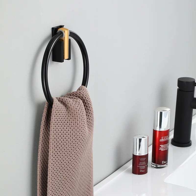 Erdvė Aliuminio sulankstomas dizainas Juodi rankšluosčių žiedai Rankšluosčių laikiklis Apvalus sieninis rankšluosčių kabykla Vonios kambario priedai Aparatūra