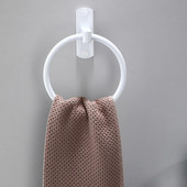 Valge käterätikurõnga ruum, alumiiniumist seinale kinnitatav vannirätikuhoidja, ümmargune riidepuu riiul köögi tualett-vannitoa tarvikutele