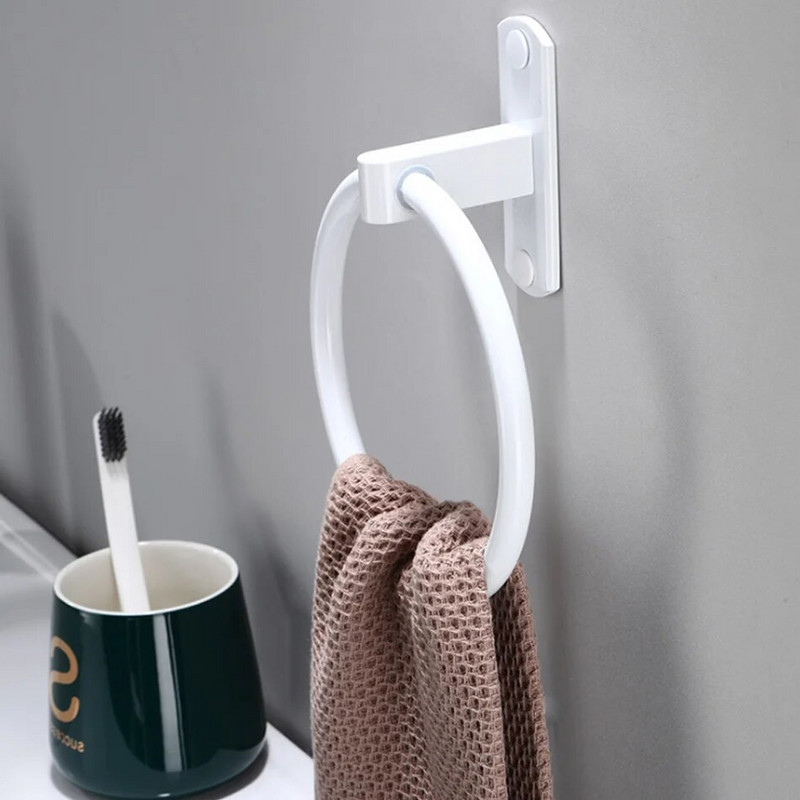 Valge käterätikurõnga ruum, alumiiniumist seinale kinnitatav vannirätikuhoidja, ümmargune riidepuu riiul köögi tualett-vannitoa tarvikutele