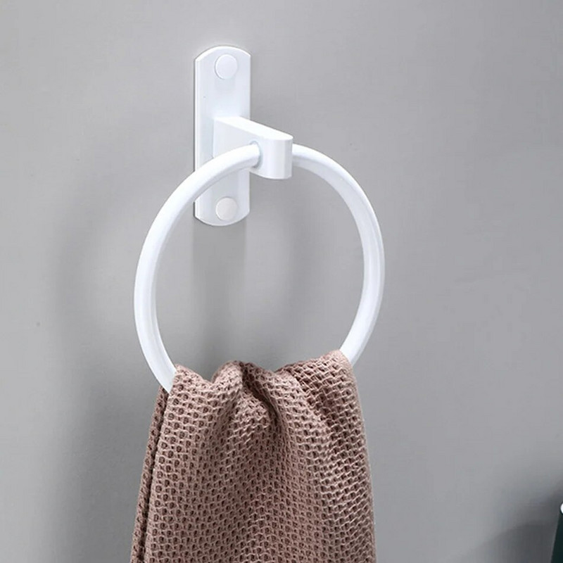 Valge käterätikurõnga ruum, alumiiniumist seinale kinnitatav vannirätikuhoidja, ümmargune riidepuu riiul köögi tualett-vannitoa tarvikutele