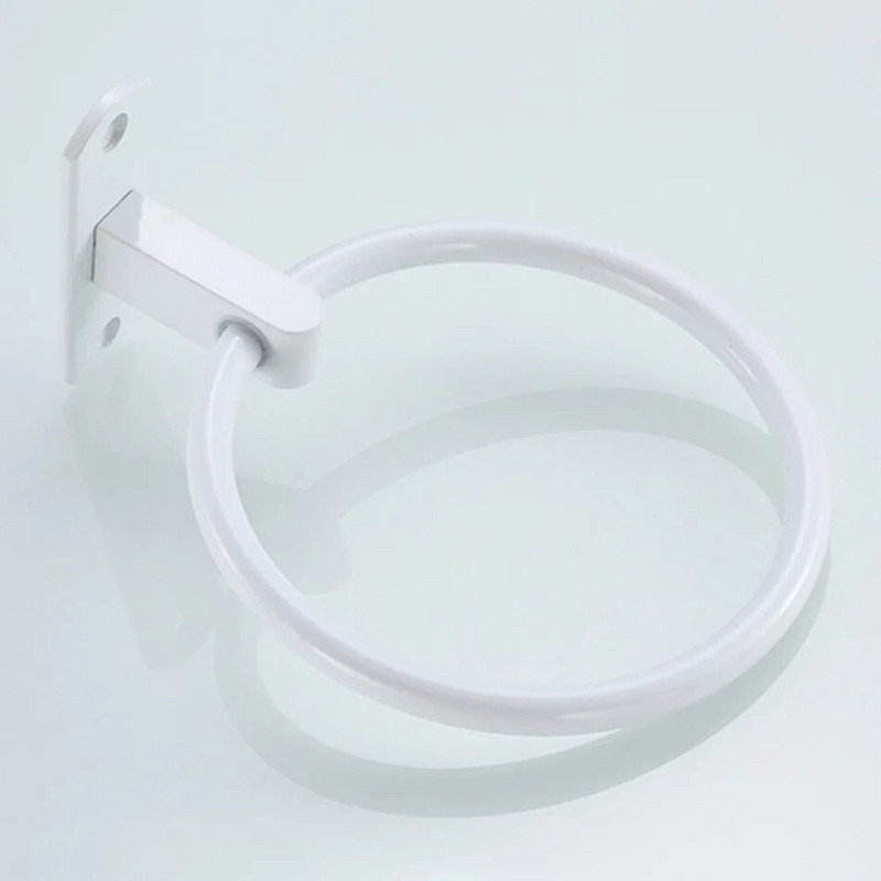 Valge käterätikurõnga ruum, alumiiniumist seinale kinnitatav vannirätikuhoidja, ümmargune riidepuu riiul köögi tualett-vannitoa tarvikutele