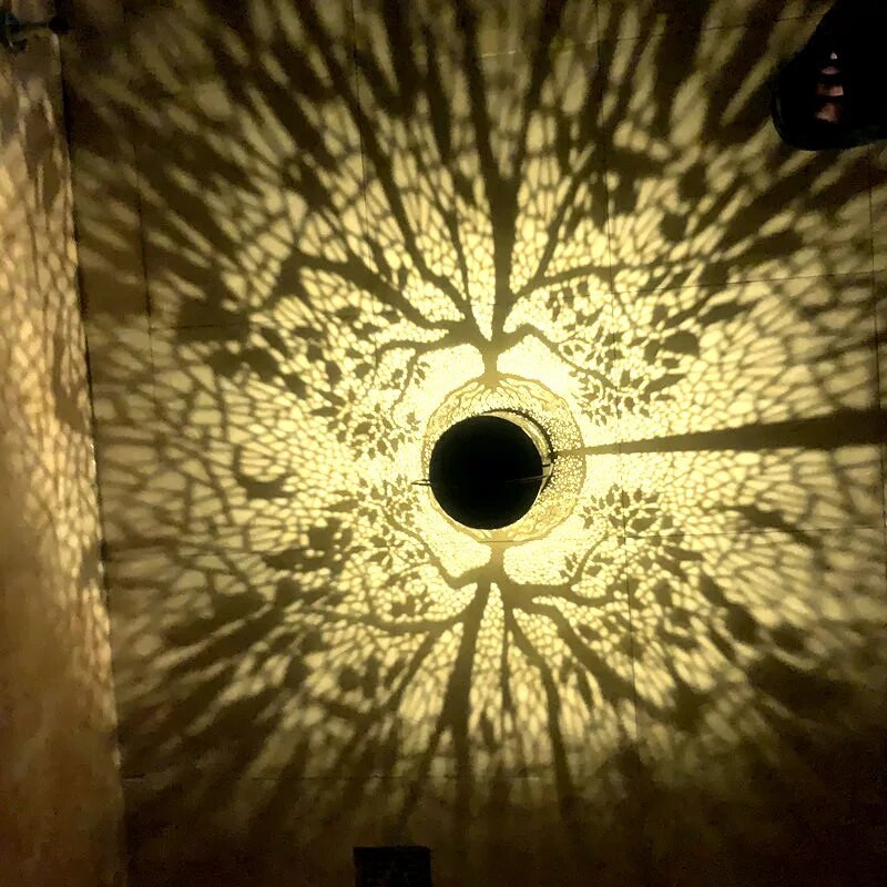 Päikeseenergia valgustus aia jaoks mõeldud rauast õõnespuudele projektsioonlamp sisehoovis õues veekindel kaunista maastikuvalgustit