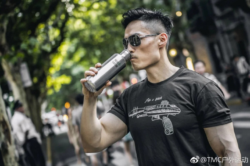 Καλοκαιρινό νέο ανδρικό μπλουζάκι με μονό μανίκι μόδας με στρογγυλή λαιμόκοψη Μικροελαστικό ύφασμα