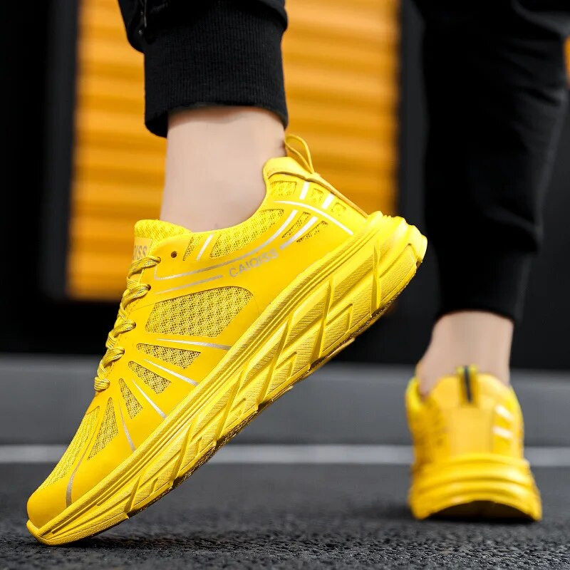 Kuum suvine võrgust hingav paaride jooksujalatsid Mood Kollased Meeste Sporditossud Põrutusvastased Libisemiskindlad naiste spordijalatsid