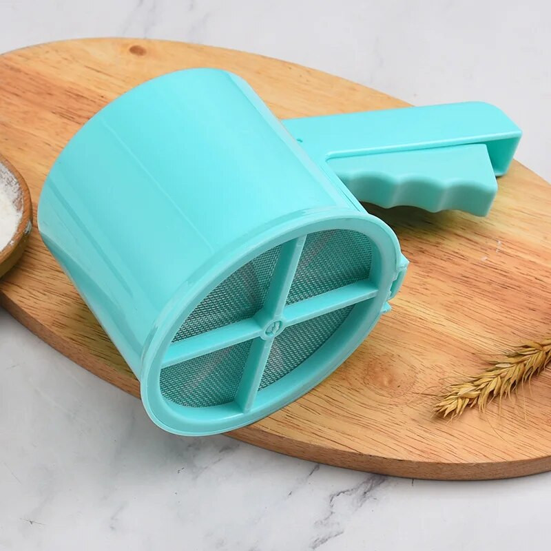 Sitko na múku, jemné sieťované sito na múku, práškový cukor, manuálne sito, pohár, domáca kuchyňa, pečenie, pečivo, nástroje