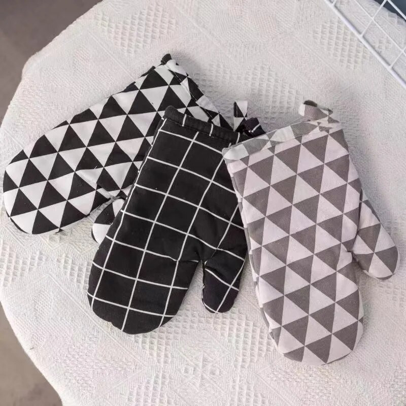 2 tk mikrolaineahju kinnas köögitööriist 1 tk labakindad terüleenist isoleeritud kuumakindlad, libisemiskindlad küpsetuskindad paksendavad