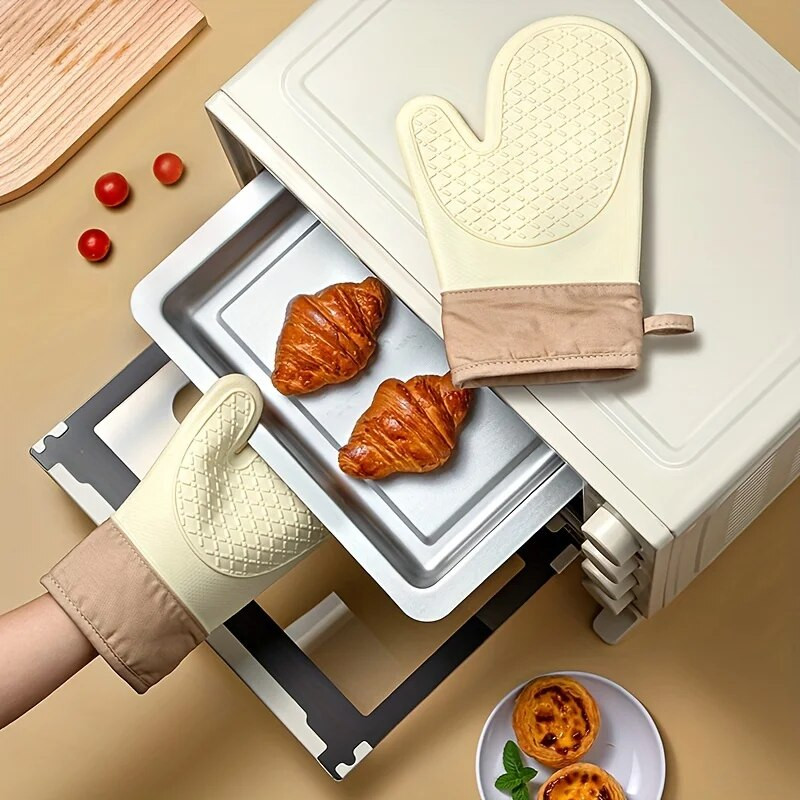 Pastorina neslystančias ir nedegančias orkaitės pirštines