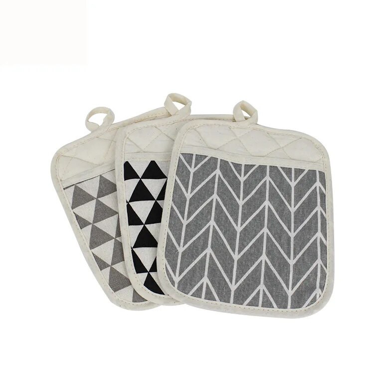 Isolatsioonipadjad, soojust isoleerivad kindad, köögis põletusvastased kaussi padjad, riidest mitmefunktsioonilised alusmatid, kahekordse kasutusega