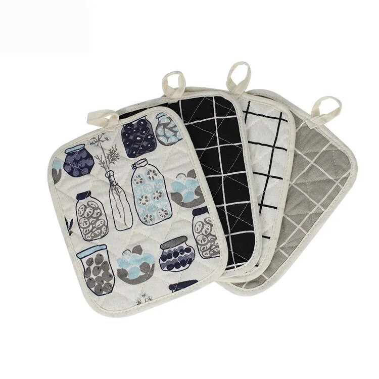 Isolatsioonipadjad, soojust isoleerivad kindad, köögis põletusvastased kaussi padjad, riidest mitmefunktsioonilised alusmatid, kahekordse kasutusega