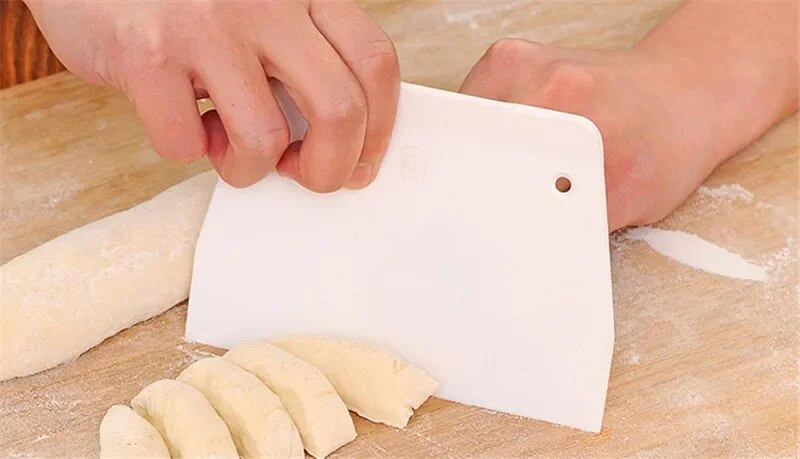 valge tahvel Plastikust kondiitritoodete lõikur Pizza Taignakaabits Kook Spaatlid Tööriistad Fondant Sugarcraft Trapetsikujuline Leivaküpsetaja Võinuga