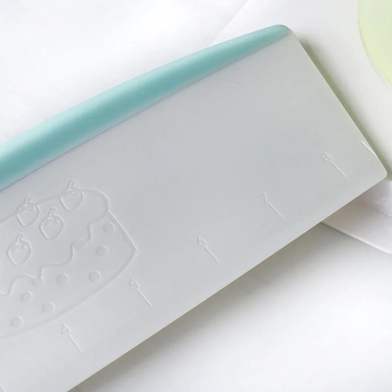 1 tk pitsataigna lõikur skaalaga kondiitrikaabitsaga taignanuga Eriti suur pingi kaabitsaga kondiitritööriistad libisemiskindla käepidemega