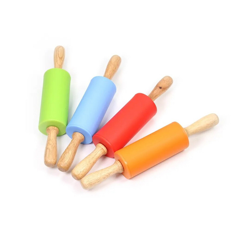 Silikoonist taignarull lastele, mittenakkuva pind ja mugavad puidust käepidemed küpsetamiseks