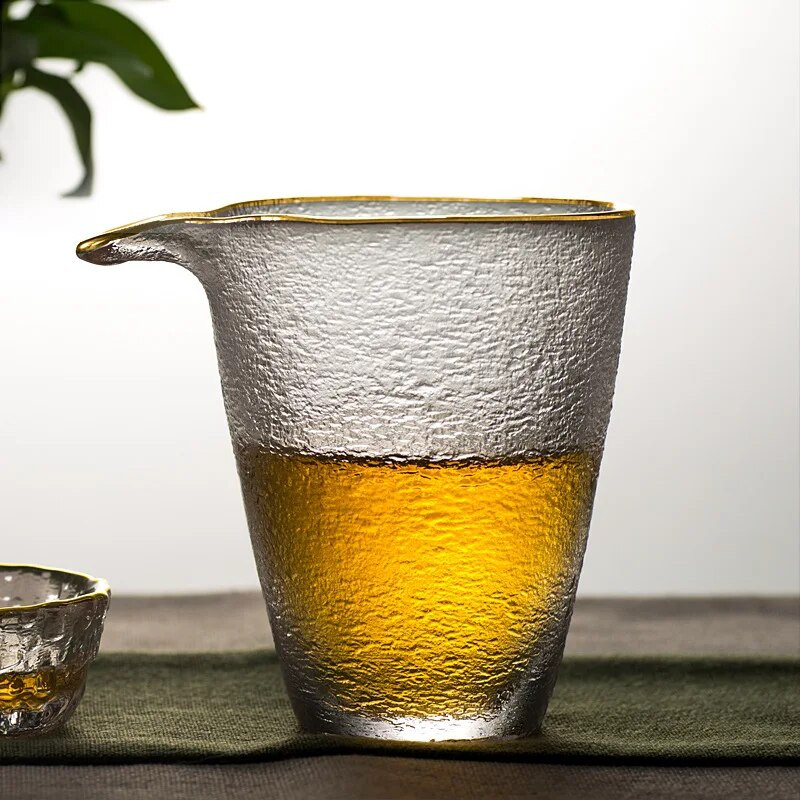 Lihtne Jaapani stiilis klaasist messitass koos Glod Rim teekeetjaga Kung Fu teevedeliku jagaja Gongdao kruusi teenõud