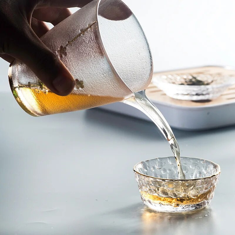 Lihtne Jaapani stiilis klaasist messitass koos Glod Rim teekeetjaga Kung Fu teevedeliku jagaja Gongdao kruusi teenõud