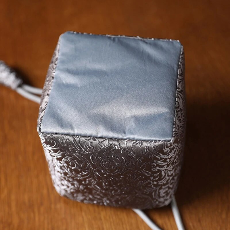 Paksendatud reisikoti kudumine Brokaadist riidest kott Teekann Teetassi korraldaja Veekindel hoiustamine Reisitarbed