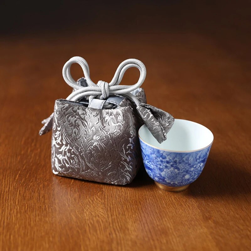 Paksendatud reisikoti kudumine Brokaadist riidest kott Teekann Teetassi korraldaja Veekindel hoiustamine Reisitarbed