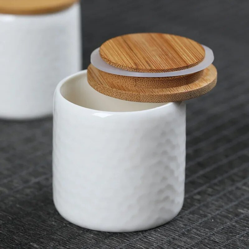 Väike valge portselanist teekorv bambuskattega keraamiline mini õhukindel hoiupaak Väikeste portselanpurkide hoiukoht