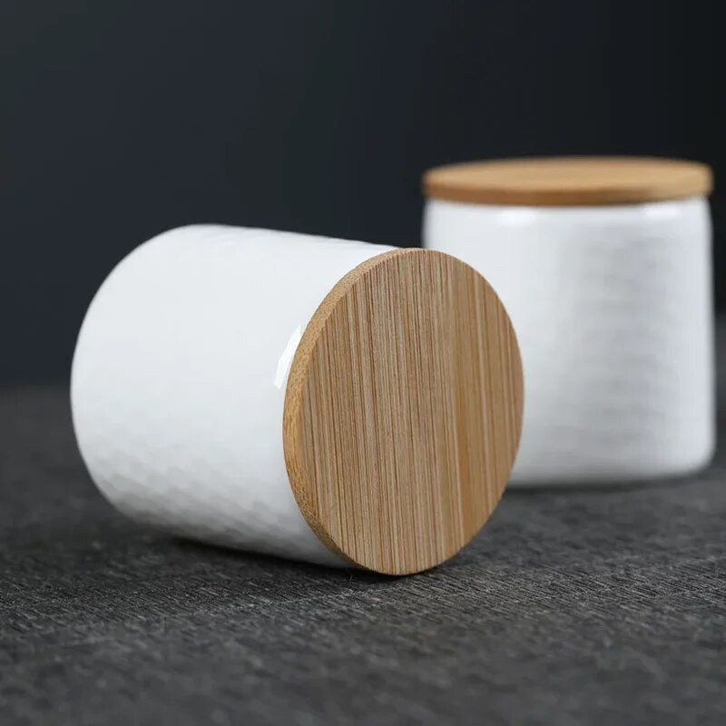 Väike valge portselanist teekorv bambuskattega keraamiline mini õhukindel hoiupaak Väikeste portselanpurkide hoiukoht