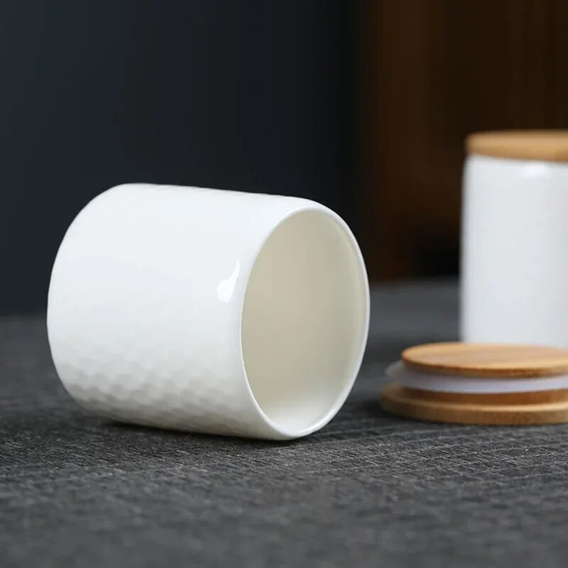 Väike valge portselanist teekorv bambuskattega keraamiline mini õhukindel hoiupaak Väikeste portselanpurkide hoiukoht